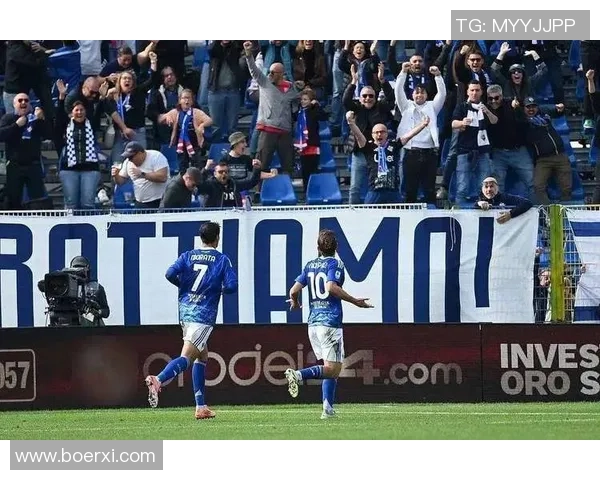 西甲激战：那不勒斯大胜本菲卡争议判罚引发全场热议